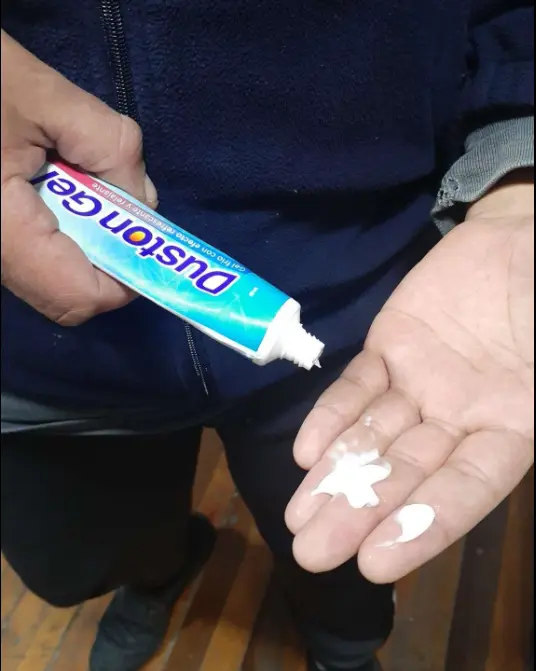 Aplicación de Duston Gel en el codo